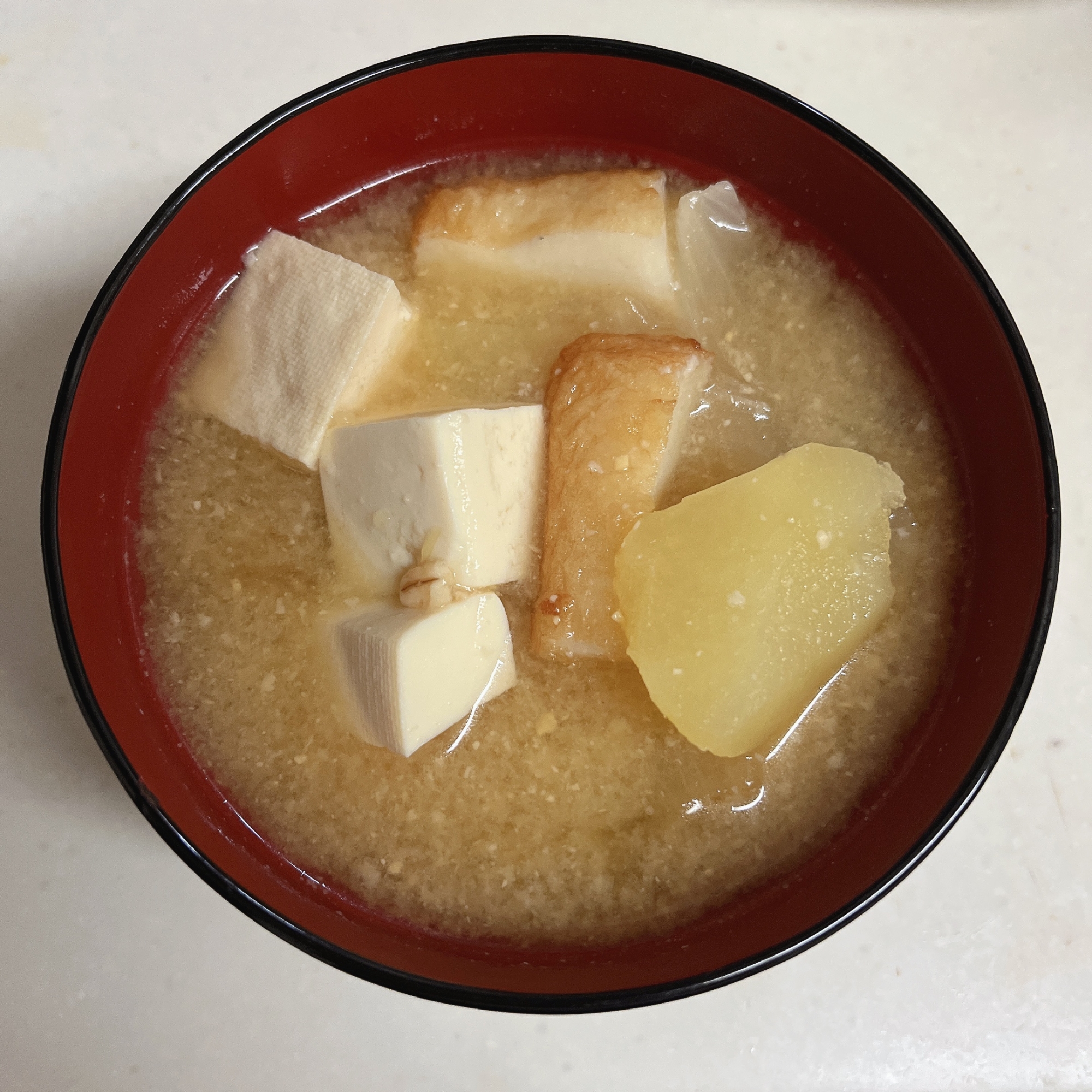 じゃがいもとさつま揚げの味噌汁