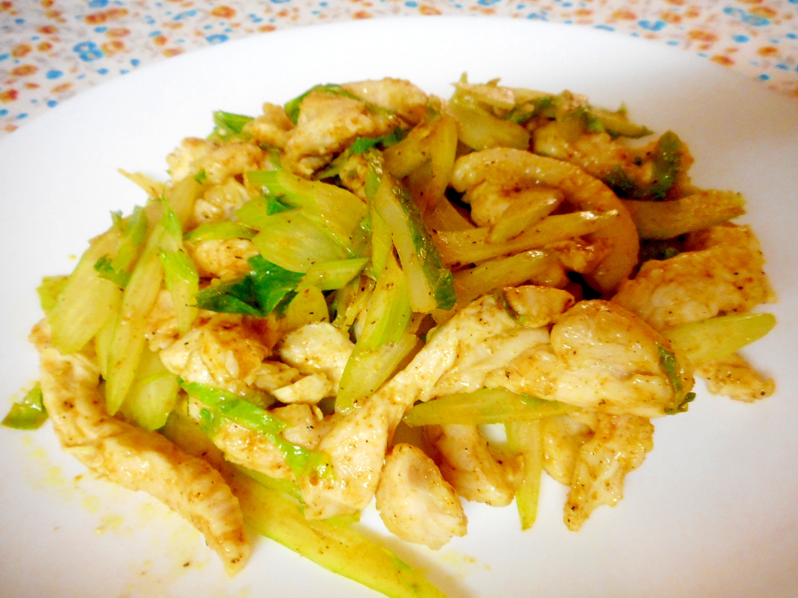 むね肉とセロリの中華風スパイス炒め