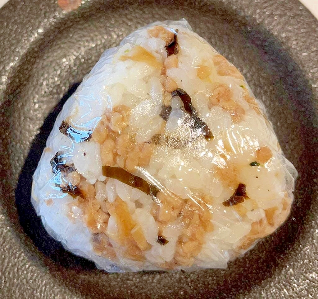 鶏そぼろと塩昆布のおにぎり