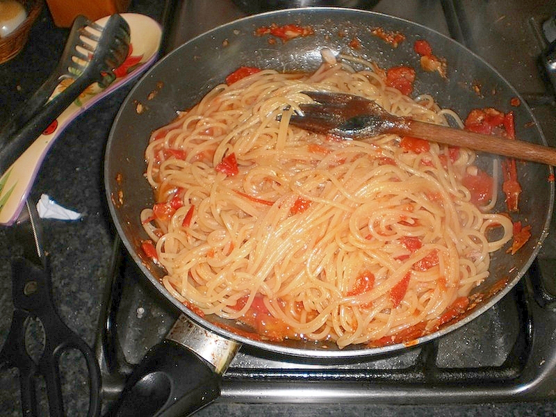 スパゲッティ・ミックス魚のトマトソース和え