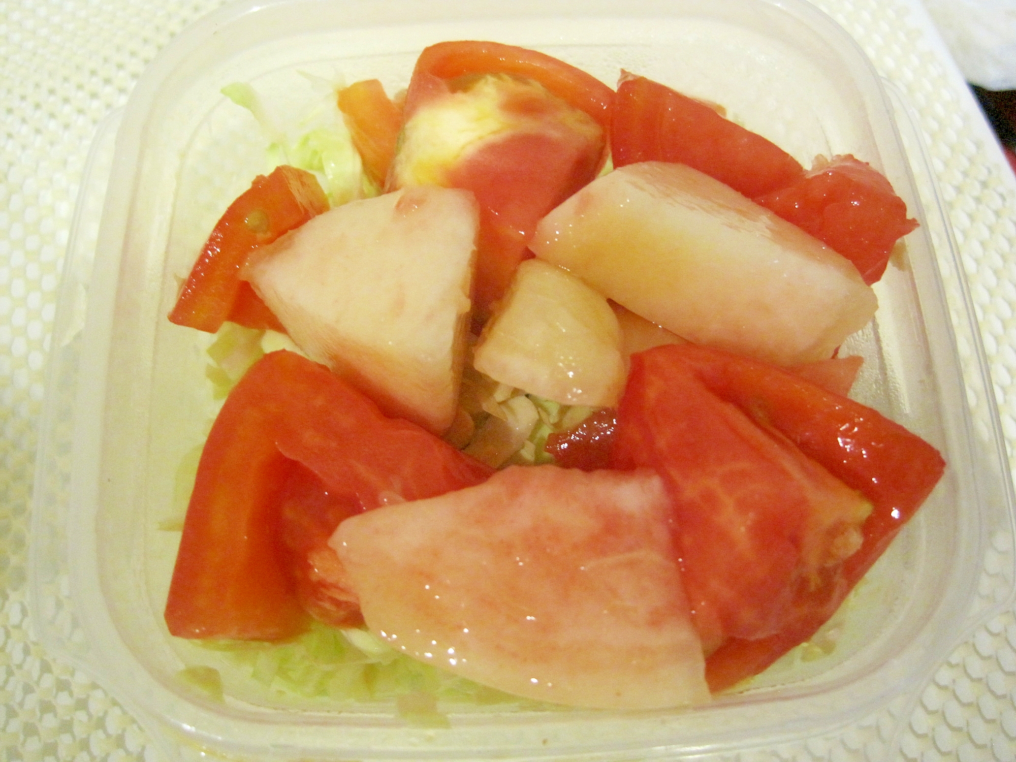 桃とトマトとキャベツのサラダ