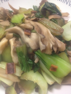 スルメを活用！青梗菜、舞茸とスルメの炒め物