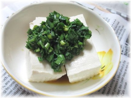 温かいお豆腐にニラのニンニク醤油をたっぷりかけて・・うま～い（＾ｃ＾）　　ほんと食べ過ぎに要注意です（笑）　　追加でニラ漬けてます！　炒飯にもバッチリです＾＾*