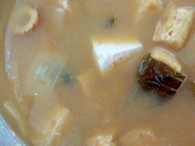 玉ねぎ油揚げ小松菜豆腐の味噌汁