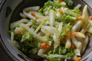 沢庵と白菜の梅肉サラダ