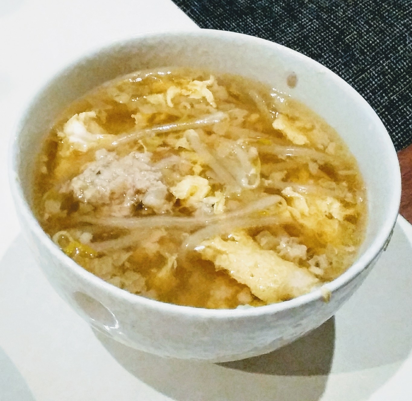 白い器に盛られた、餃子のタネの肉団子スープ