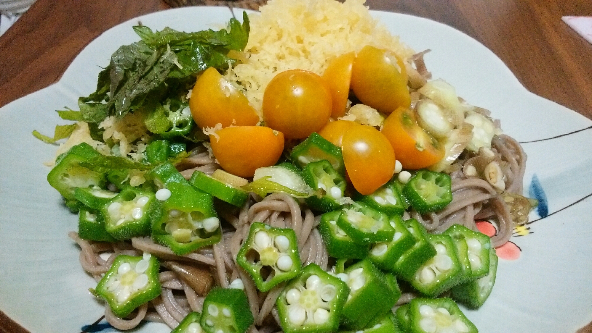 夏野菜と揚げ玉の冷やし蕎麦