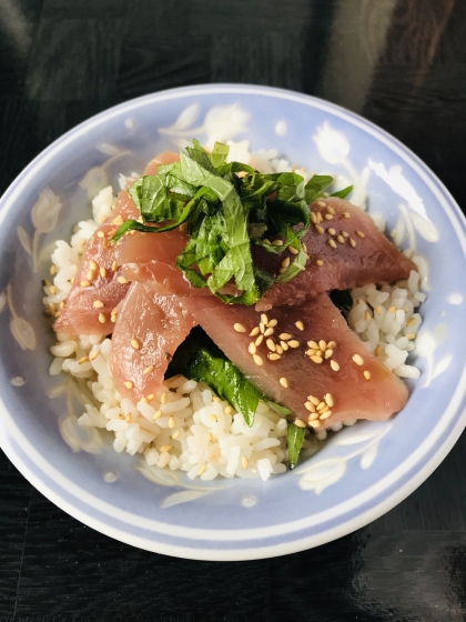 刺身に漬けダレの味が良く染みていて、ゴマの風味も良くて美味しかったです。
最後はお茶漬けにしていただきました。