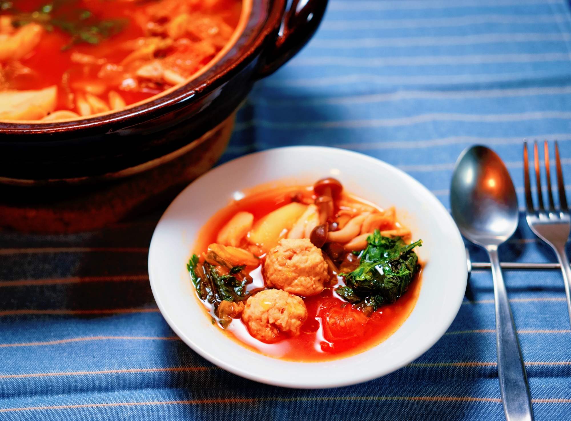 トマトと鶏だんごのイタリア風鍋&締めのフジッリ