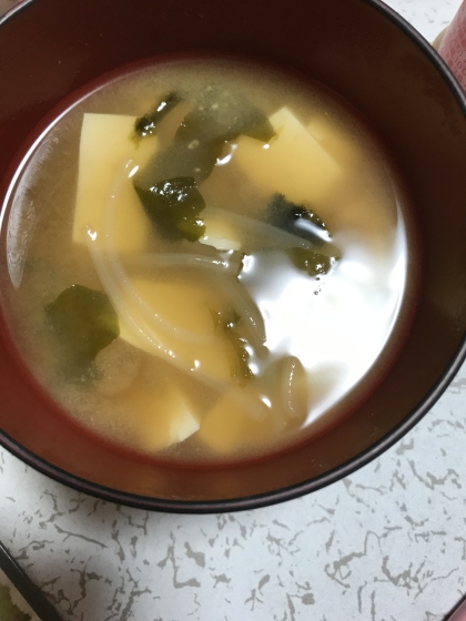 豆もやしと豆腐とわかめのお味噌汁