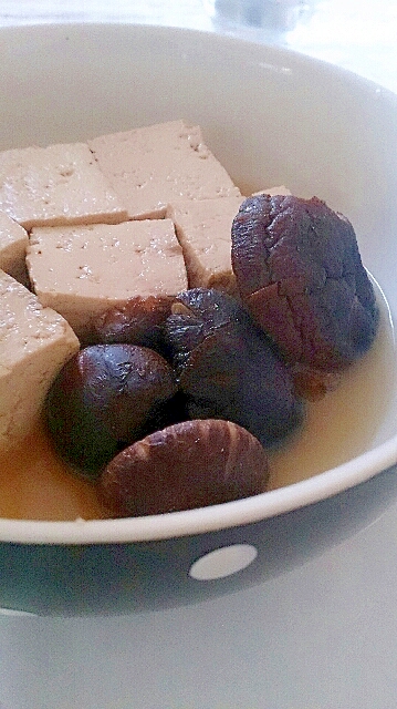 白い器に盛り付けた豆腐としいたけの煮物