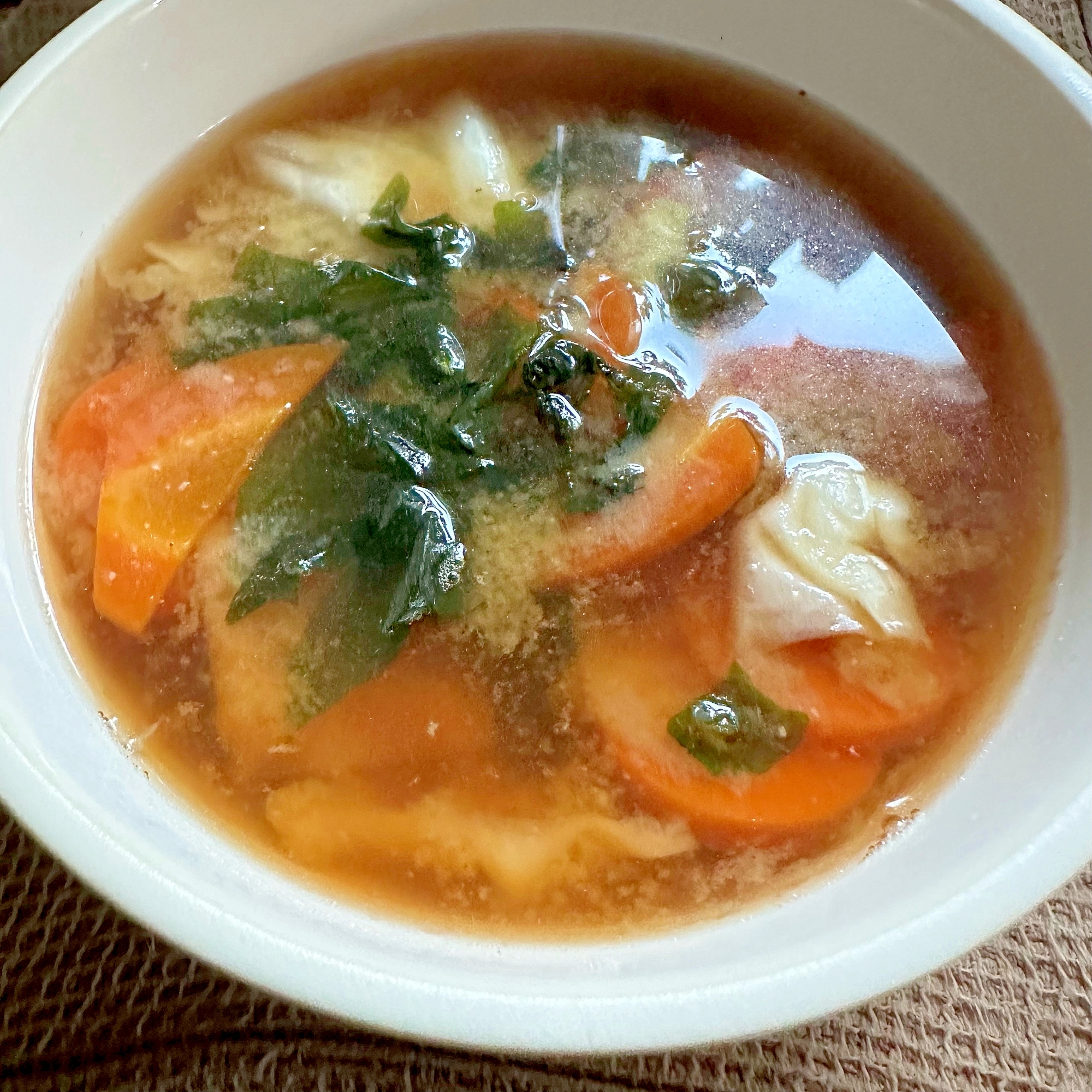 にんじんとキャベツとわかめの味噌汁ꕤ* ✽