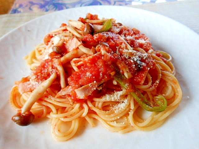 しめじ・ピーマン・ハムのトマトソースパスタ