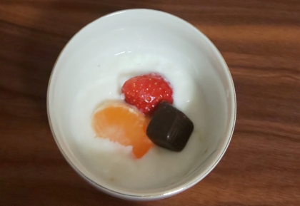 ヨーグルトに♪いちごとみかんを