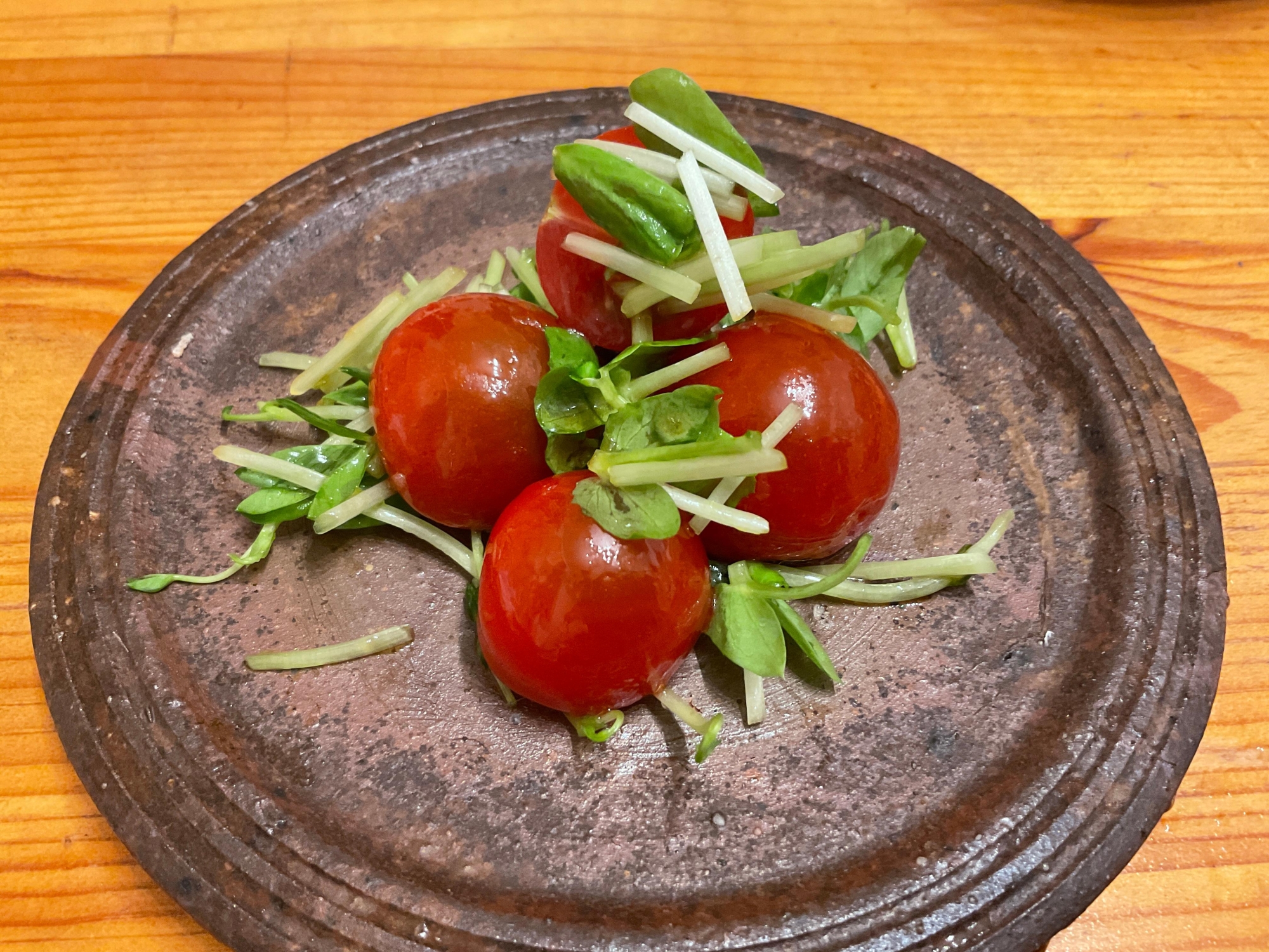 トマトと豆苗の簡単サラダ