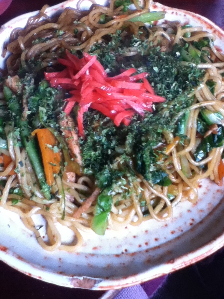 キャベツと春菊とハムの焼きそば