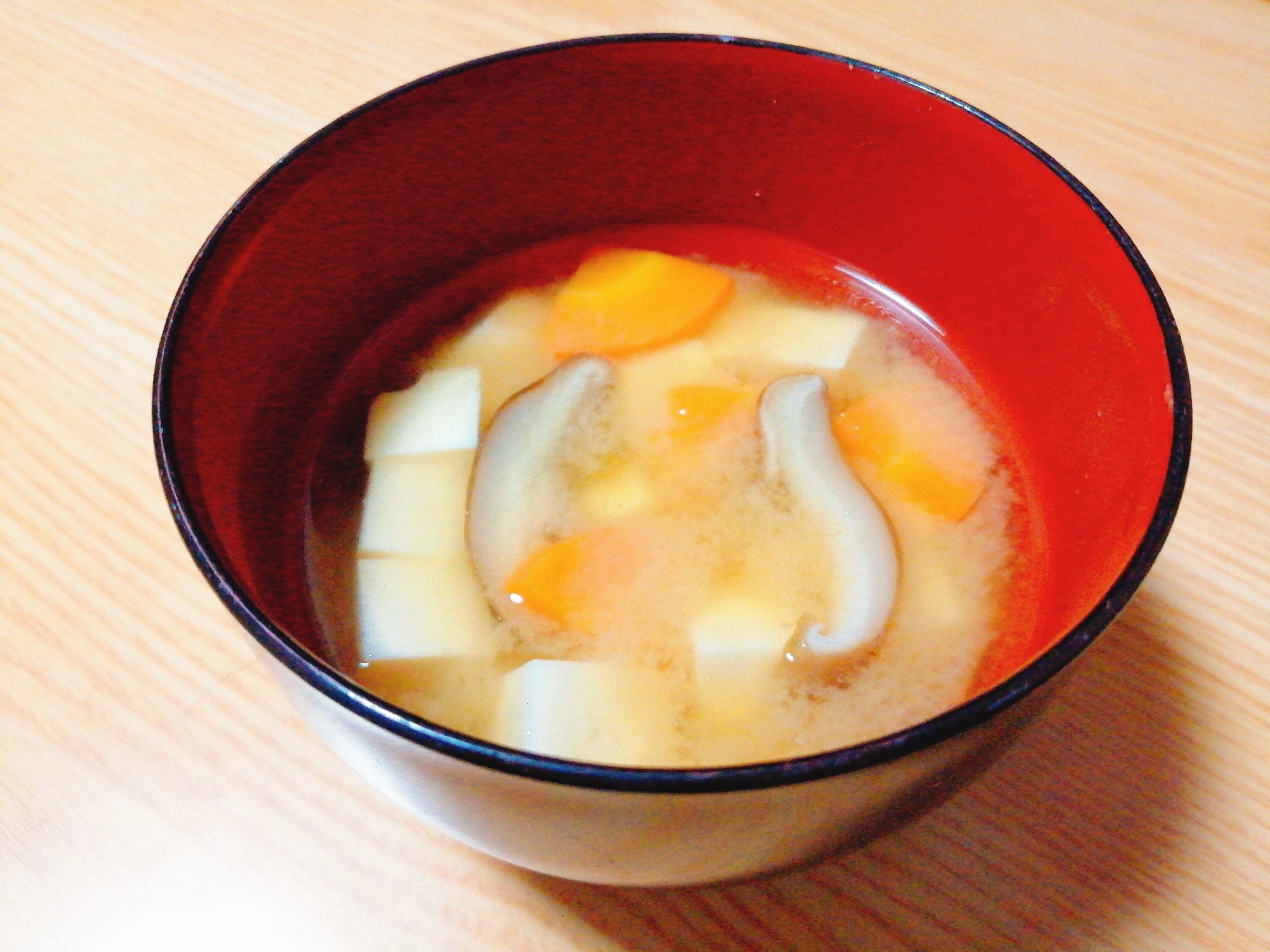 豆腐と人参と椎茸の味噌汁