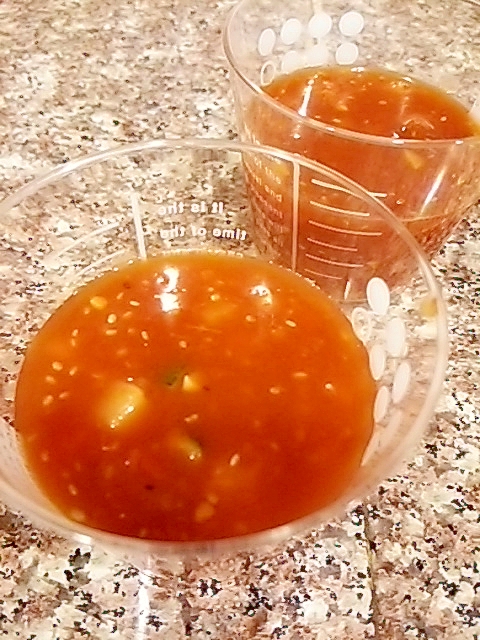 チアシードとズッキーニのトマトスープ
