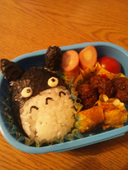 息子の幼稚園のお弁当に作りました。お鼻食べられちゃいましたが… トトロに見えるかな^_^;参考になりました。ありがとうございました。