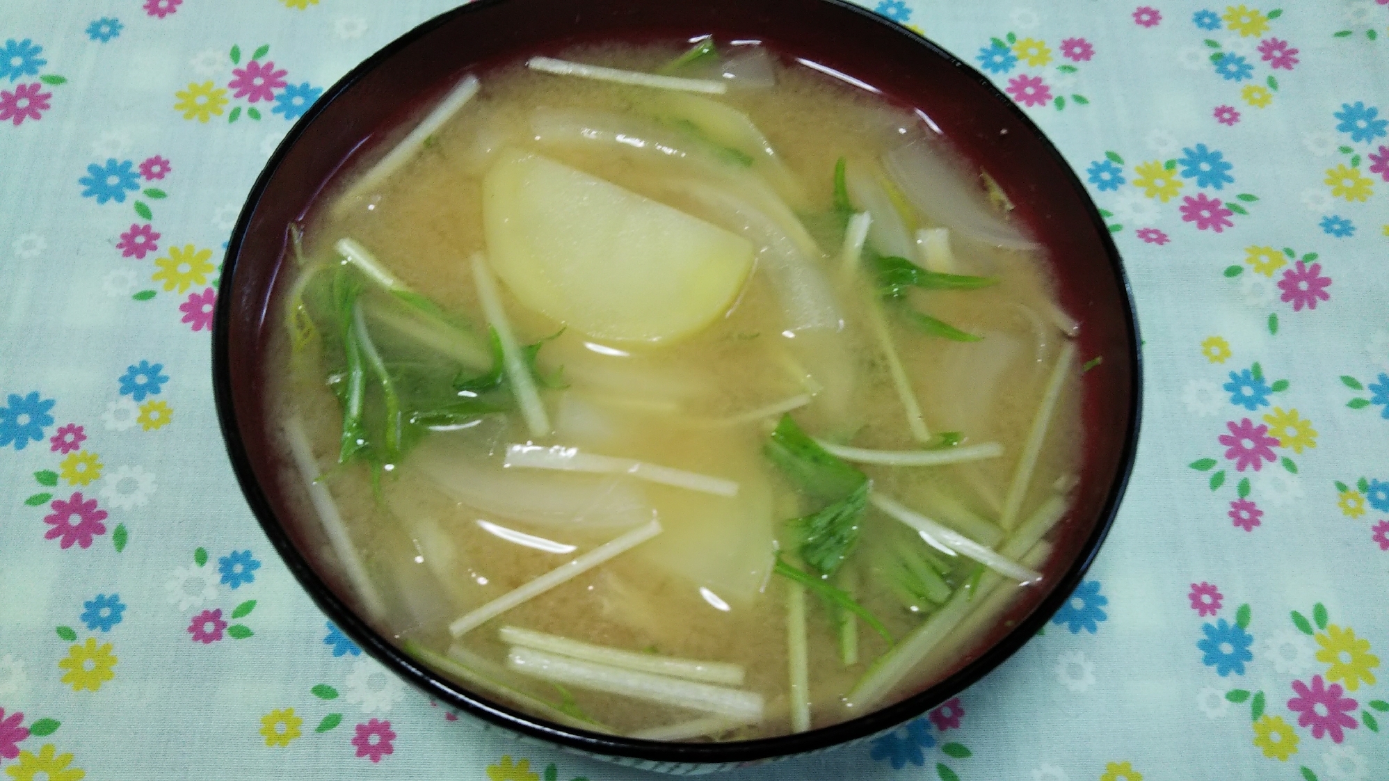 じゃが芋と新玉ねぎと水菜の味噌汁☆