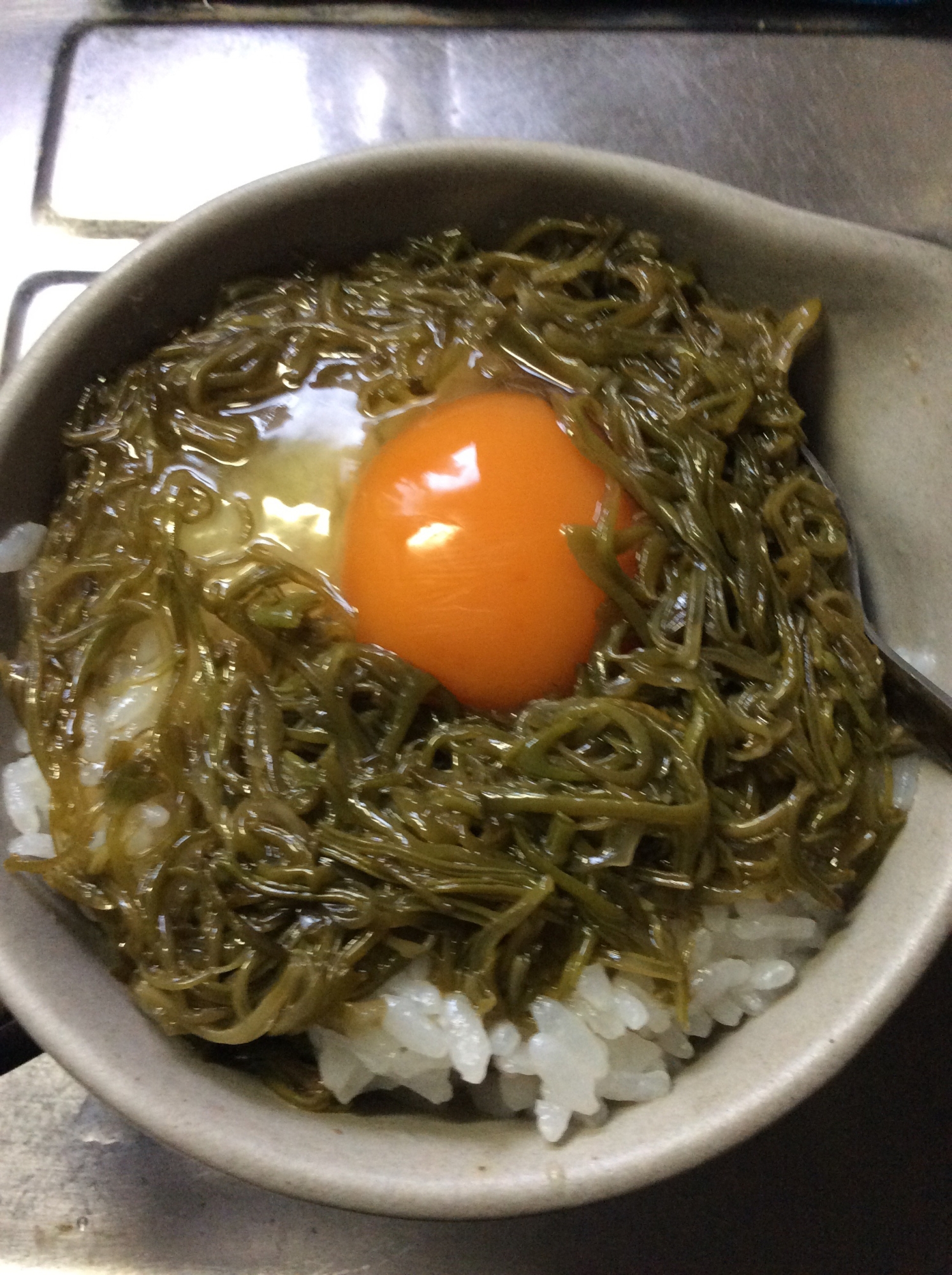 ナムル風めかぶ卵かけごはんが茶碗に入っているところ