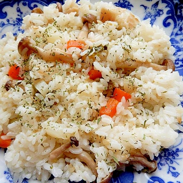 炊飯器で❤ピラフ風の炊き込みご飯(キャベツ芯入り)