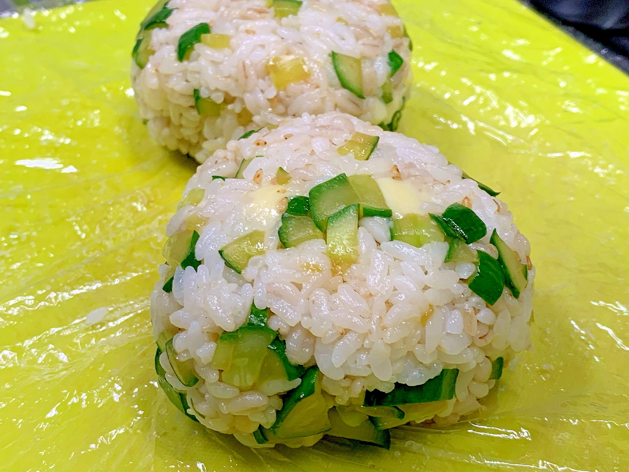 炒め胡瓜に麺つゆ吸わせて角切りチーズとおにぎるの！