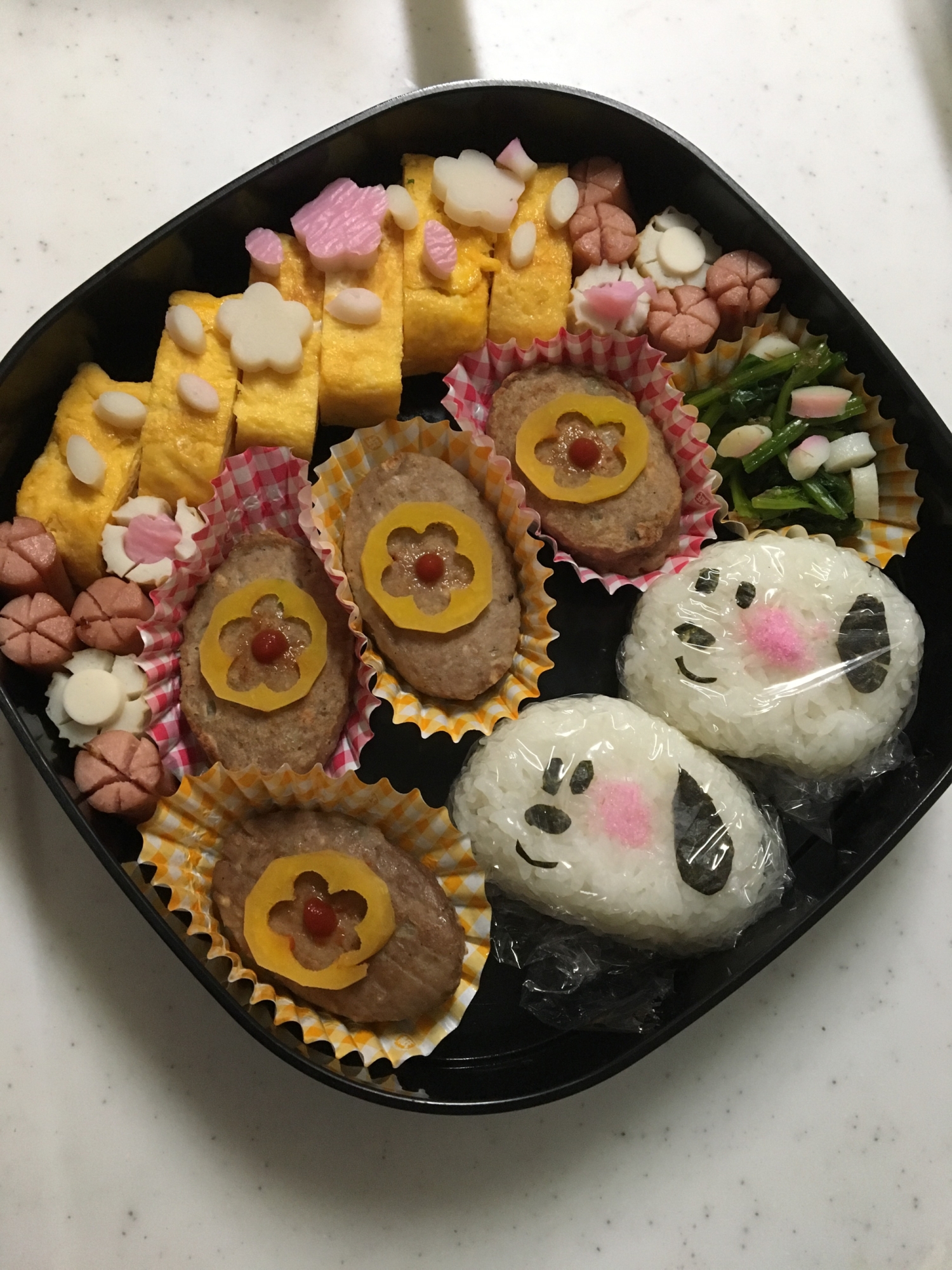 冷凍ハンバーグでスヌーピーのお花見弁当(^○^)