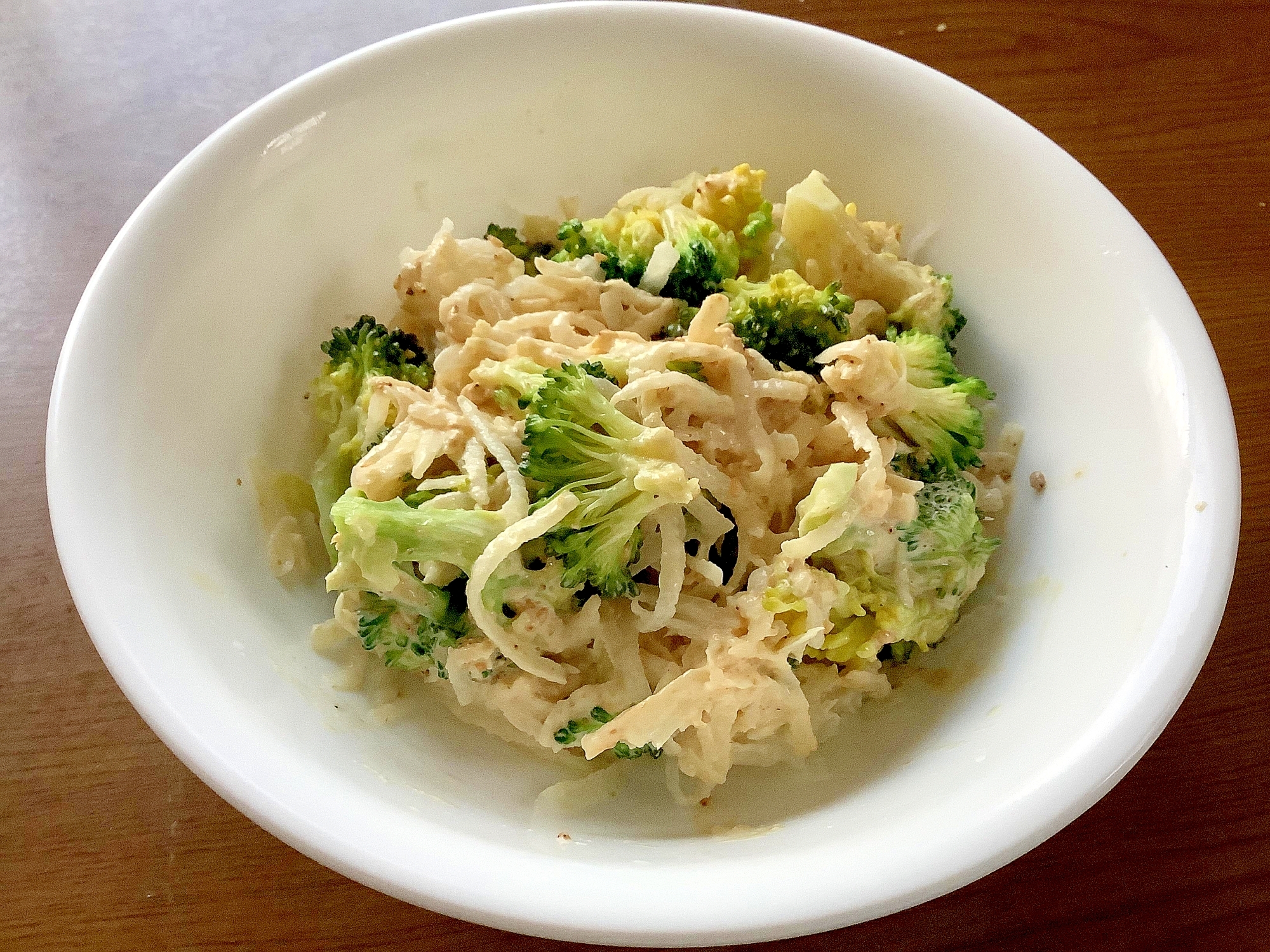 手作りのごまドレで大根とブロッコリーのサラダ