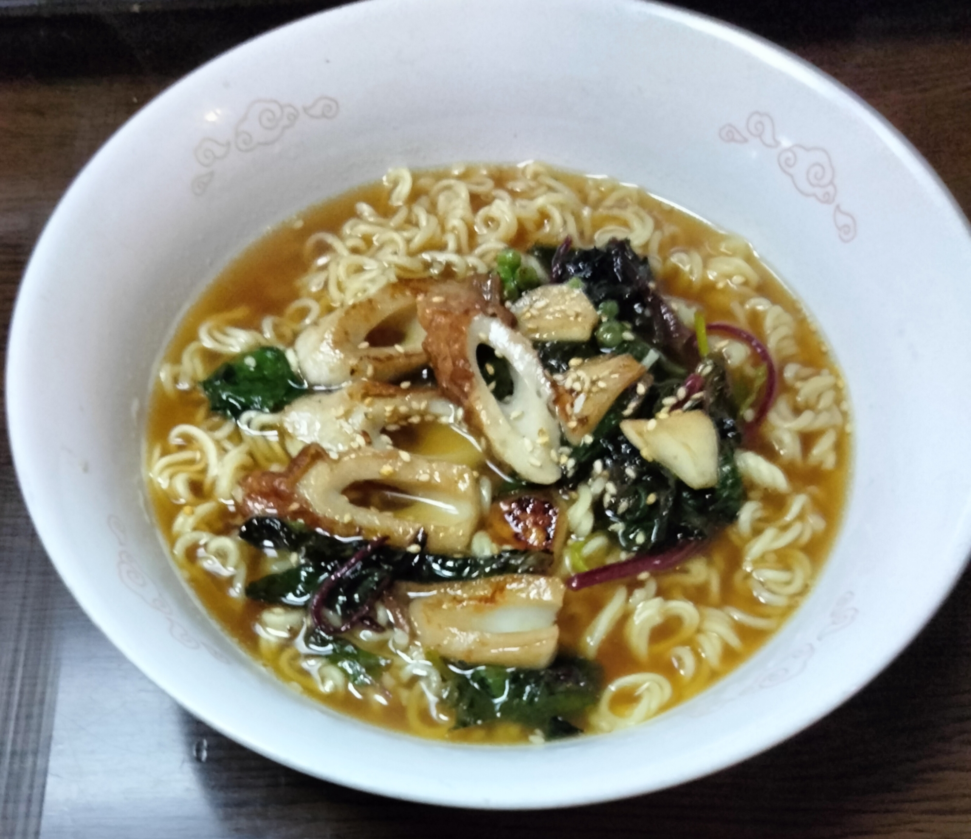出前一丁 炒めた青菜とちくわのせて