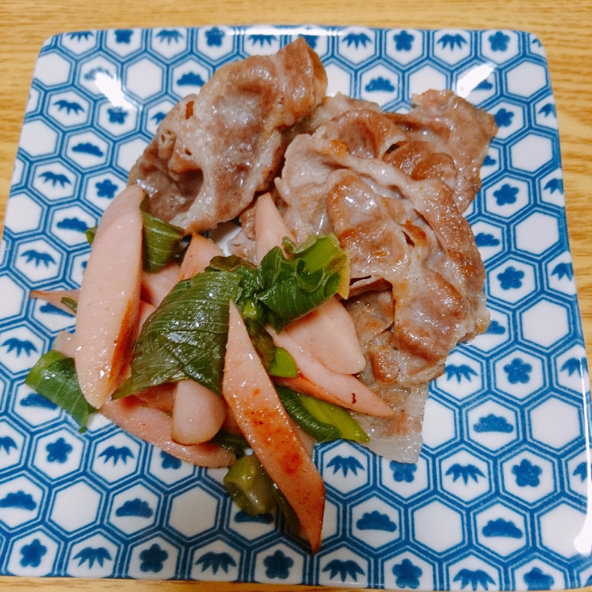 楽しておいしい「豚肉と魚肉ソーセージ炒め」