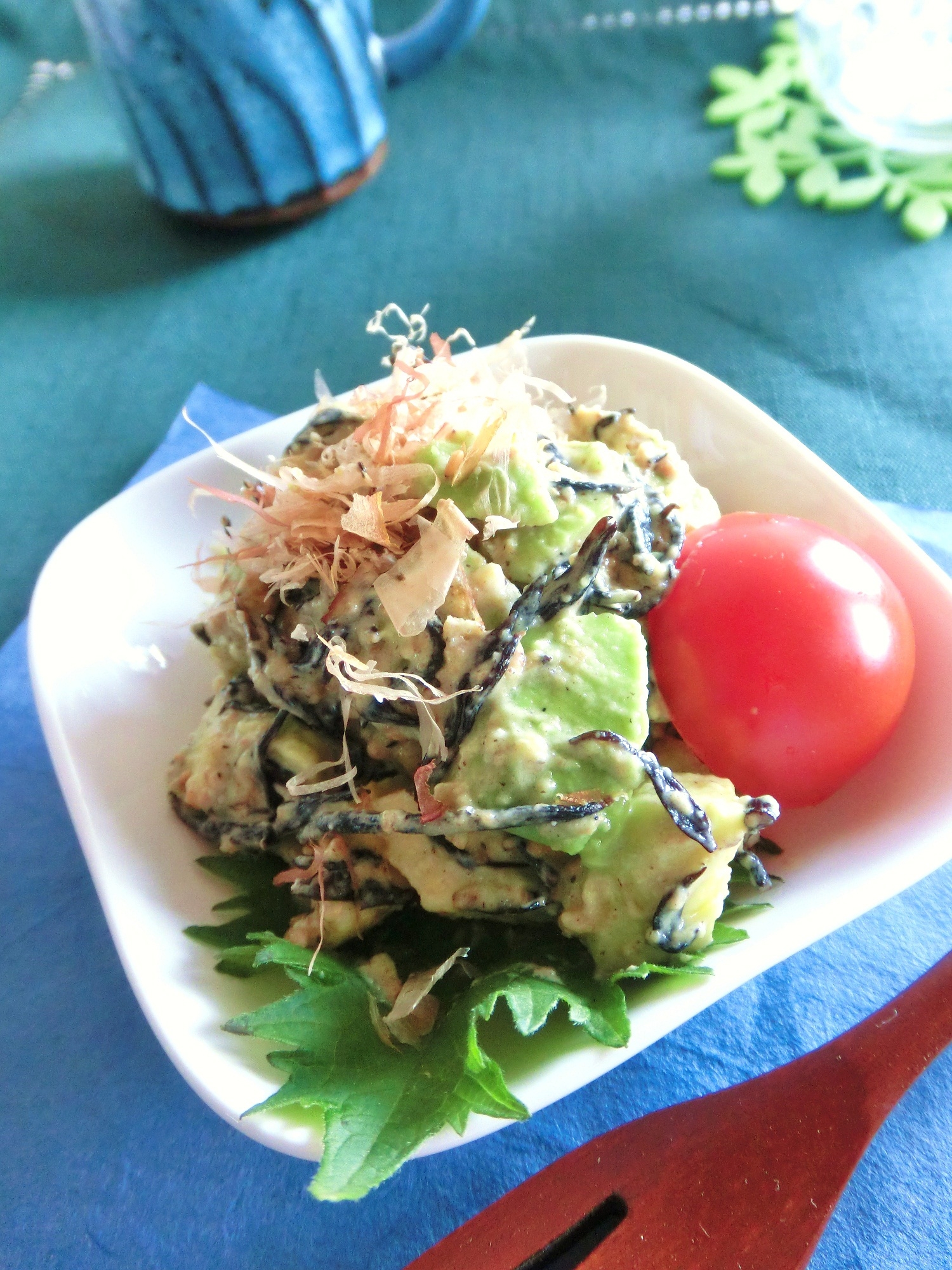 アボカドとひじきの醤油麹マヨ胡麻和え