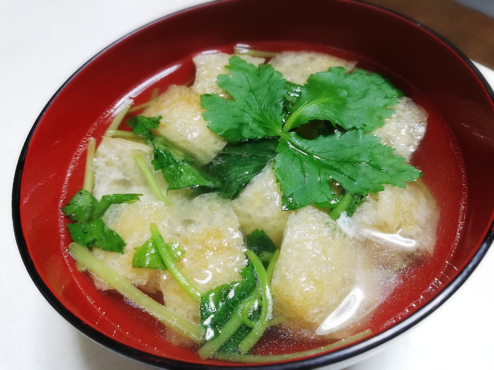 温まる！油揚げとみつばのお吸い物