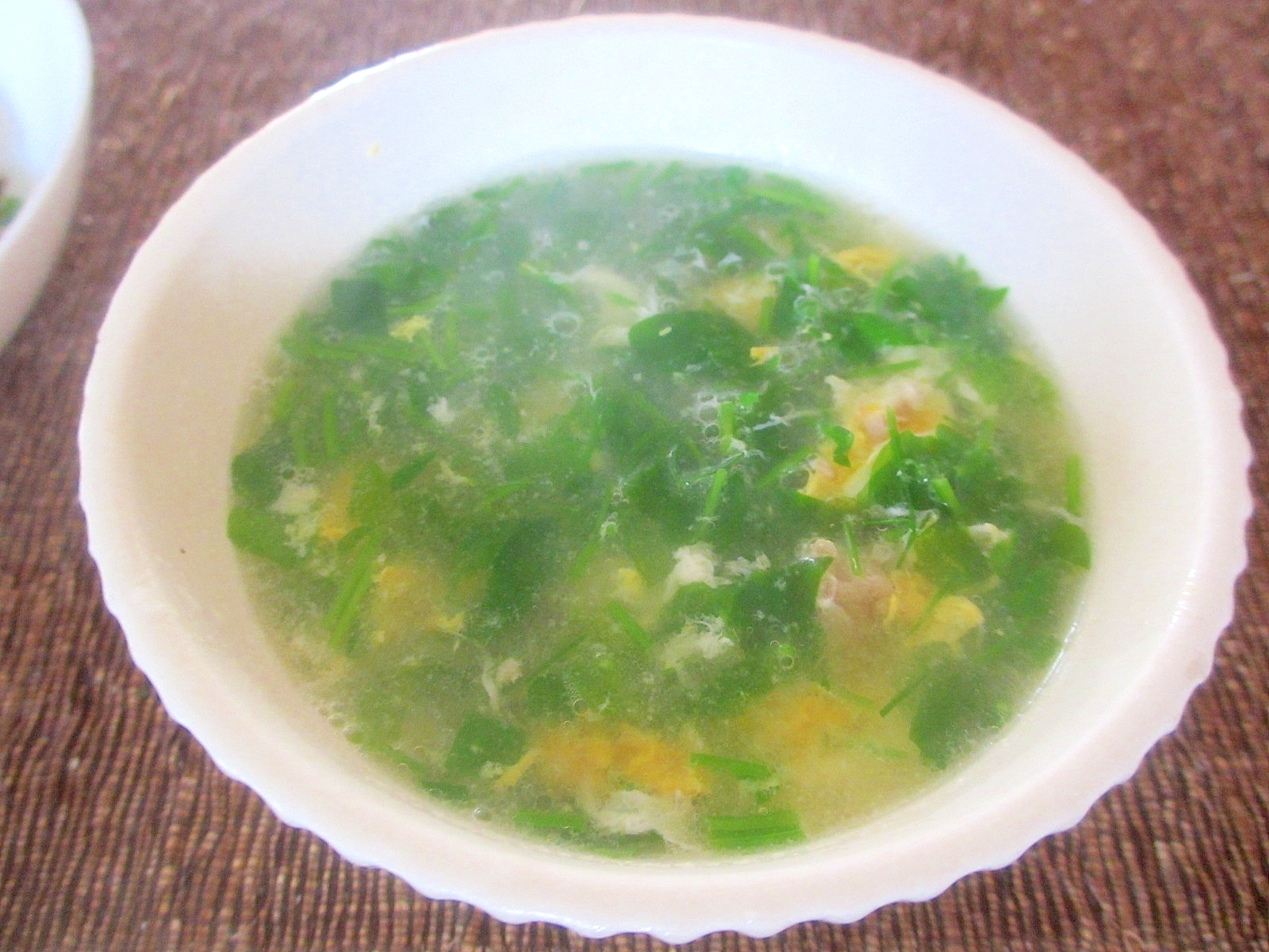 豆苗と豚肉のにんにく風味卵スープ