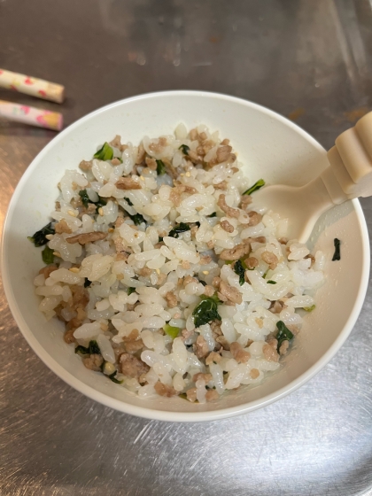 ご飯に混ぜて混ぜご飯に♪小松菜の風味が少し苦手そうだったけど、大人も美味しく頂きました。