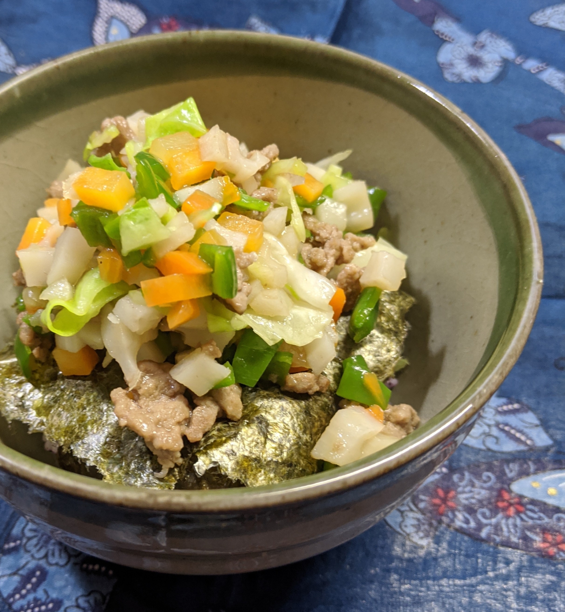 コロコロ野菜と肉そぼろ、ご飯のせ