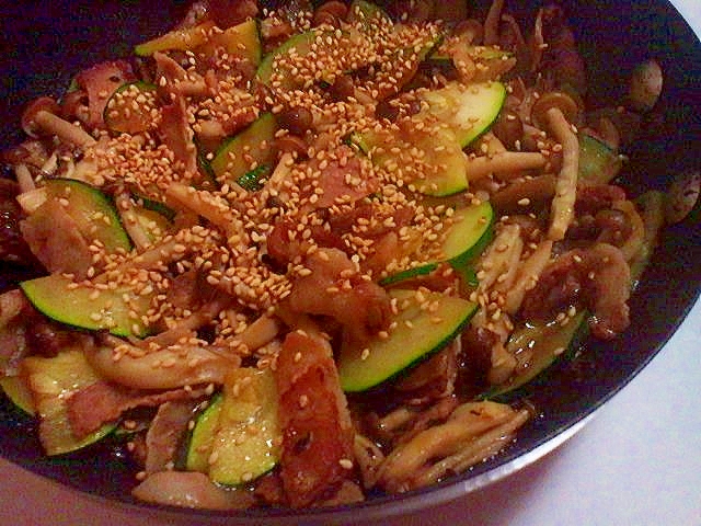 黒色の皿に盛られた豚肉とズッキーニとしめじのめんつゆ炒め