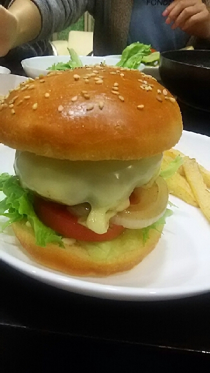 超ボリューミー☆お店屋さんのハンバーガーみたいですねっ！ハンバーガーバンズも作ってみました。セルフで作れるように置いたので楽しかったです(^ー^)ごちそうさま♪