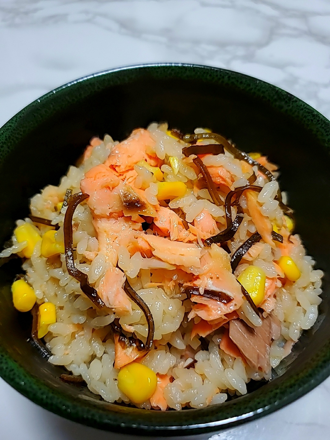 鮭とコーンの塩昆布バター炊き込みご飯 レシピ 作り方 By じゅん たま 楽天レシピ