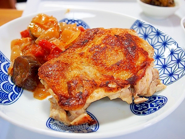 白地に青い模様入りの茹で鶏のソテー