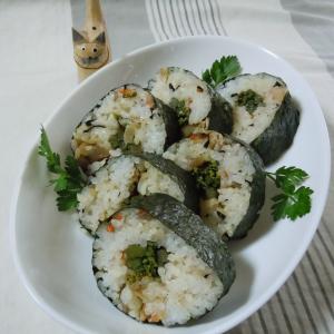 白いお皿に盛り付けられたわらびの太巻き寿司