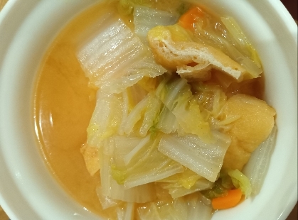かぶ、わかめ、人参、玉ねぎの味噌汁