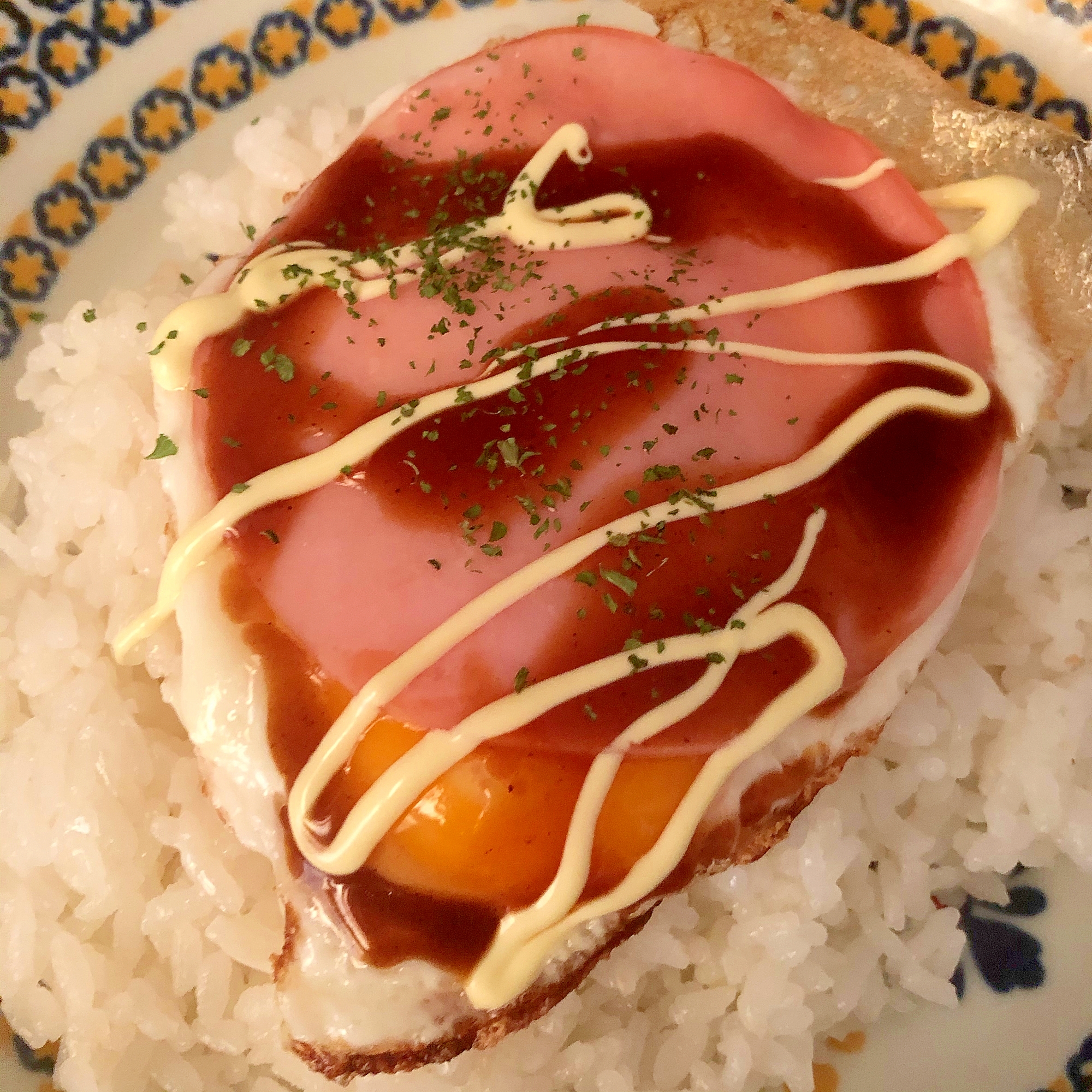 ハムエッグのお好み焼きソースかけ