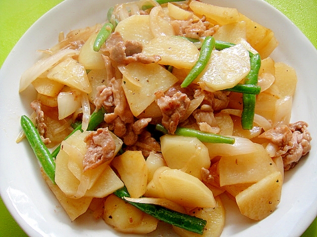 新じゃがいもと玉ねぎ豚肉の焼肉のタレ炒め