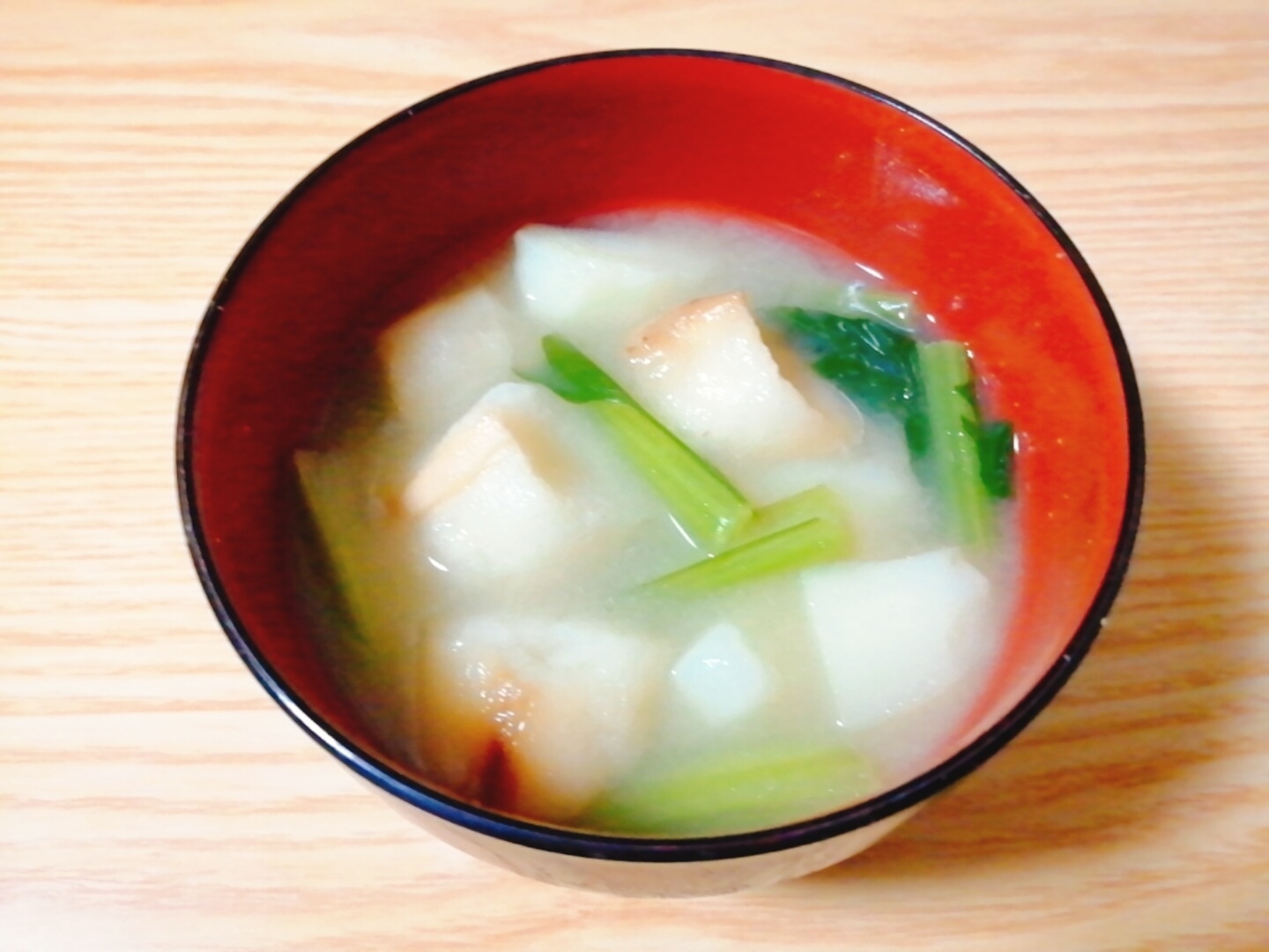 じゃがいもとかぶの葉と麩の味噌汁