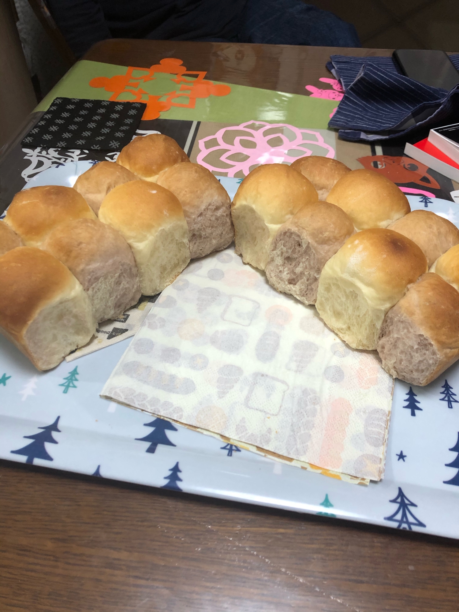 ちぎりパン2色　白パンと紫パン
