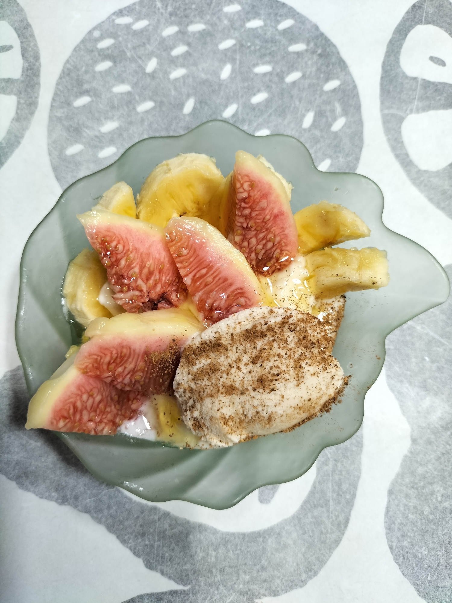 無花果とバナナ入りギリシャヨーグルト