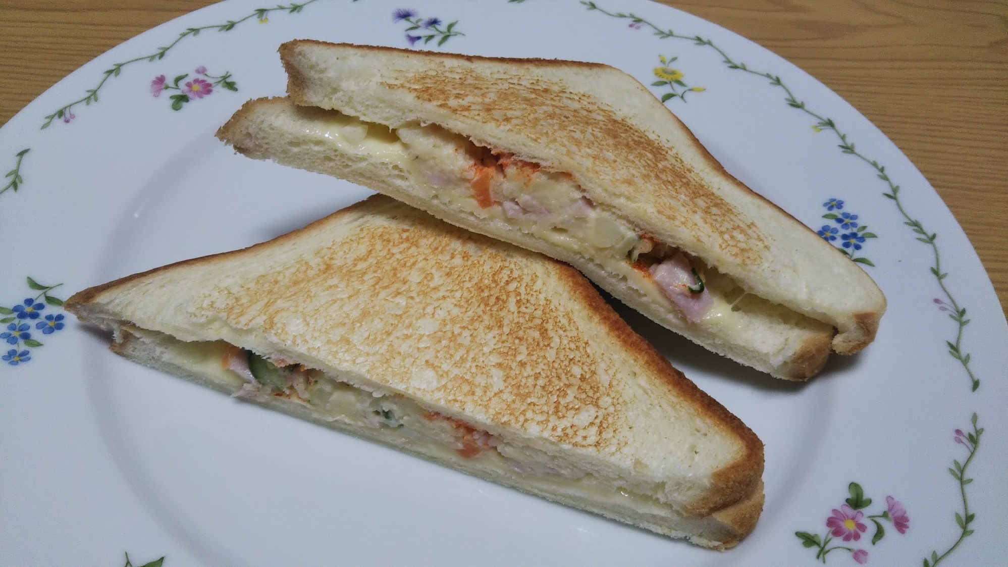 朝食に♪ポテトサラダとチーズのホットサンド☆