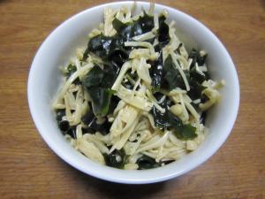 ボールひとつ♪レンジで簡単☆えのきワカメ