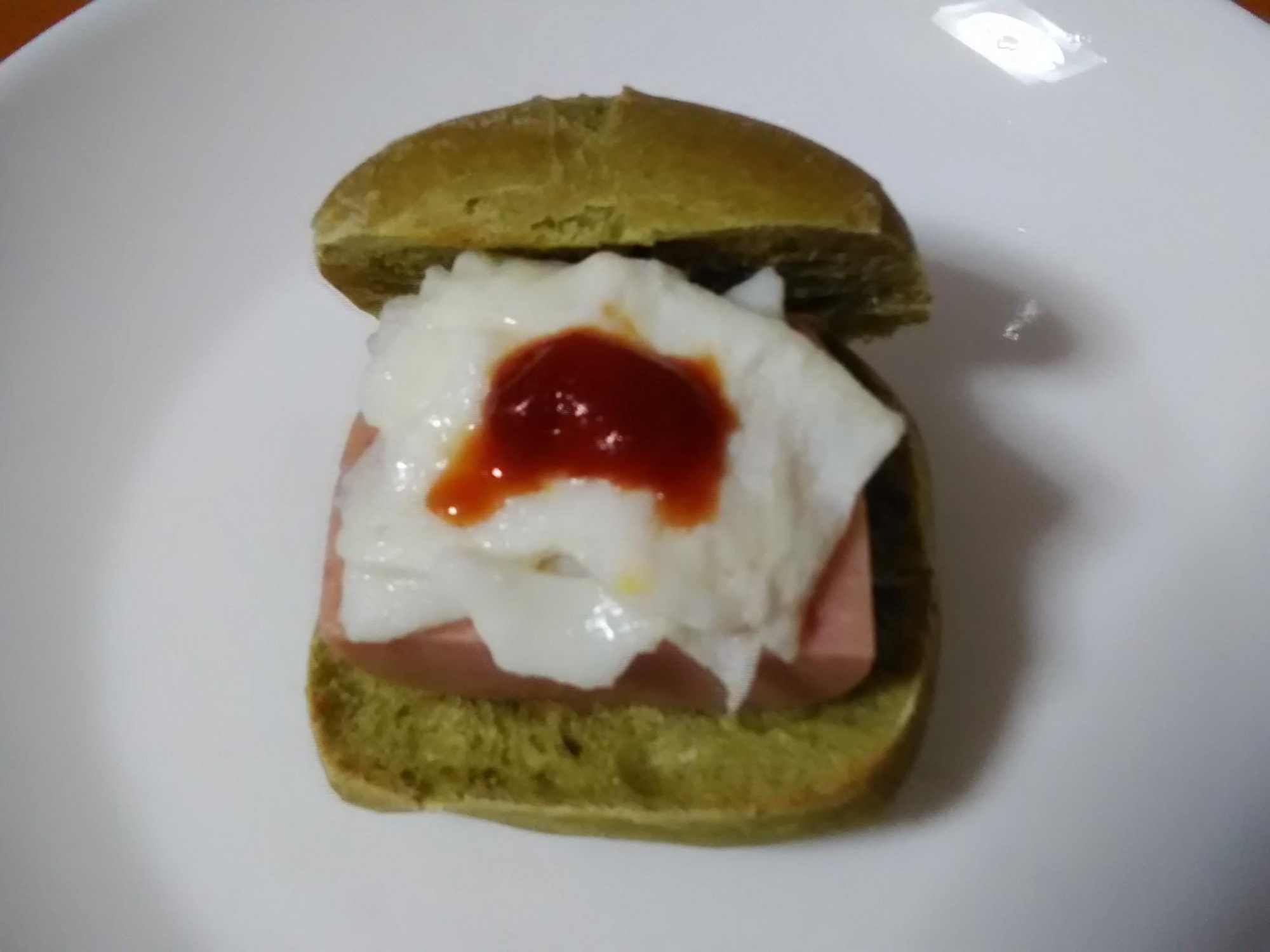 ケールのパンで魚肉ハンバーグのサンドイッチ